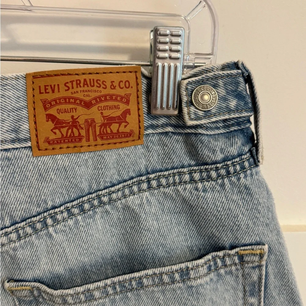 Levi's Cinch Waist Mid-Thigh Shorts - Picture 3 of 4